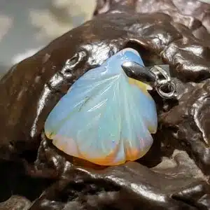 OPALE PRECIEUSE ARC EN CIEL (Welo - Ethiopie) - Pendentif forme feuille - 9.5 carats