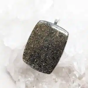 QUARTZ à GRAPHITE - Cabochon taille carrée monté en pendentif  - 8,64 Grs