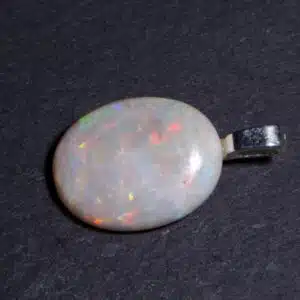 OPALE PRECIEUSE ARC EN CIEL (Welo - Ethiopie) - Cabochon ovale monté en Pendentif - 7.85 carats