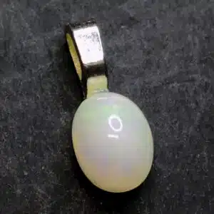 OPALE PRECIEUSE ARC EN CIEL (Welo - Ethiopie) - Cabochon ovale monté en Pendentif - 1.25 carats