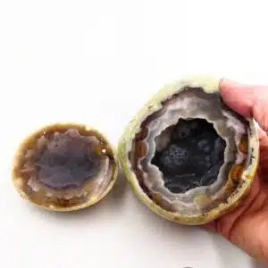 AGATE CRISTALLISEE - Belle géode polie avec couvercle de 9.5 cm