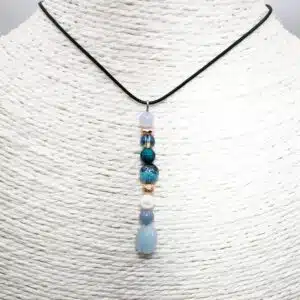 CALME et EXPERSSION - Pendentif Création avec mix de perles Aigue Marine, Angélite, Turquoise, Chrysocolle, Nacre, Hématite, Calcédoine bleue, Cristal