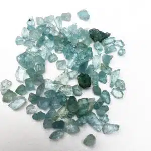 AIGUE-MARINE - Petits cristaux bruts entre 0,4 à 1.5 grs par cristaux
