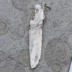 CRISTAL de ROCHE - Beau cristal naturel monté en pendentif