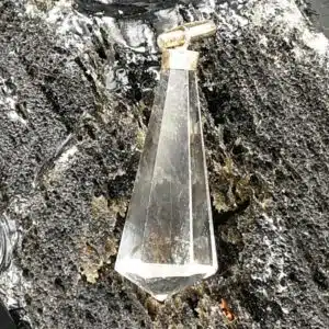 CRISTAL de ROCHE - Beau cristal taillé monté en pendentif