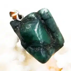 EMERAUDE - Pierre roulée montée en pendentif