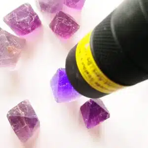 FLUORITE VIOLETTE - petits octaèdres bruts naturels - 8 grs