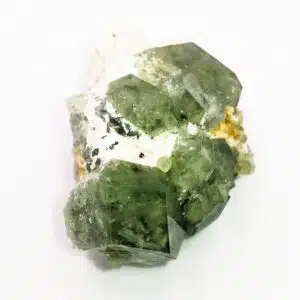 GRENAT DEMANTOIDE - magnifique amas de cristaux brut entre 0,5 et 1 cm de surface