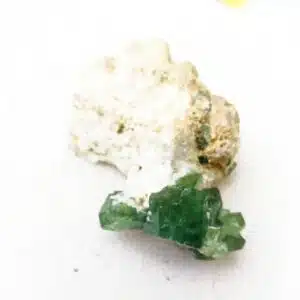 GRENAT DEMANTOIDE - magnifique amas de cristaux brut entre 0,5 et 1 cm de surface