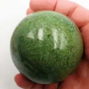 GRENAT VERT (Grossulaire) - magnifique sphère de 5,5 cm