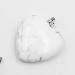 HOWLITE GRISE - Joli pendentif coeur