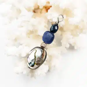 LACHER PRISE et PURETE - Pendentif Création  avec mix perles de Nacre, Abalone, Cyanite, Apatite bleue