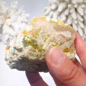 OPALE PRECIEUSE ARC EN CIEL Brute (Welo - Ethiopie) - Belle opale hydrophane aux reflets jaune, rouge, orange et vert de 186,6 grs