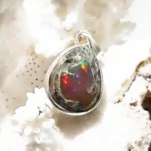 OPALE PRECIEUSE NOIRE (Welo - Ethiopie) - Belle opale noire brute aux reflets jaune, rouge, vert montée sur pendentif en Argent 925