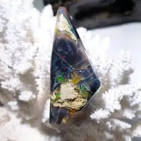 OPALE PRECIEUSE NOIRE  Brute (Welo - Ethiopie) - Belle opale noire polie aux reflets jaune, rouge, vert de 31,4 grs