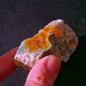 OPALE PRECIEUSE MIEL Brute (Welo - Ethiopie) - Belle opale précieuse aux reflets arc en ciel de 48,7 grs