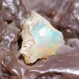 OPALE PRECIEUSE ARC EN CIEL Brute (Welo - Ethiopie) - Petit cristal aux reflets arc en ciel de 0.8 grs