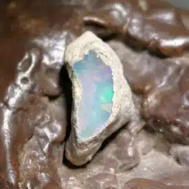 OPALE PRECIEUSE ARC EN CIEL Brute (Welo - Ethiopie) - Petit cristal aux reflets arc en ciel de 0.98 grs