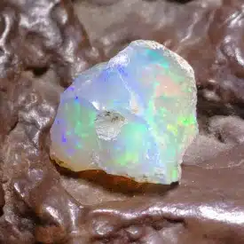 OPALE PRECIEUSE ARC EN CIEL Brute (Welo - Ethiopie) - Petit cristal aux reflets arc en ciel de 1.62 grs