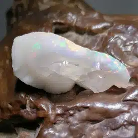 OPALE PRECIEUSE ARC EN CIEL Brute (Welo - EThiopie) - Petit cristal aux reflets arc en ciel de 4.41 grs
