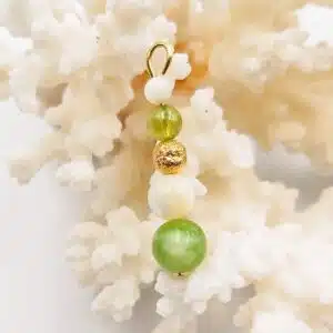 AMITIE et HARMONIE - Pendentif Création avec mix perles de Nacre, Péridot