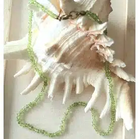 PERIDOT - Joli collier de perles baroques de 2 mm