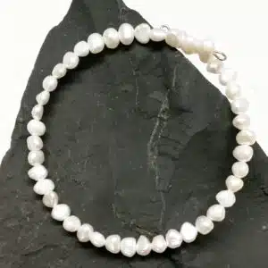 PERLE DE CULTURE D'EAU DOUCE baroque blanche - Très jolie creation - Bracelet monté sur cable rigide
