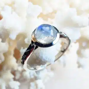 PIERRE DE LUNE blanche reflet bleus - Très jolie bague finement ciselée de forme ronde serti argent 925/1000