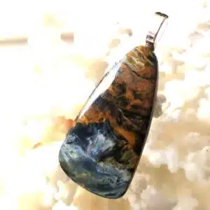 PIETERSITE - Cabochon de forme triangulaire monté en pendentif !