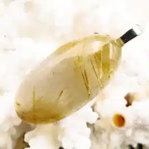 QUARTZ A RUTILE - Beau cabochon monté en pendentif