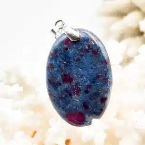 RUBIS sur Cyanite - Incroyable pendentif de forme ovale monté en pendentif