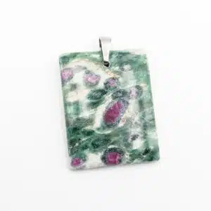 RUBIS SUR FUSHITE (Goodletite) - Cabochon de forme rectangulaire monté en pendentif