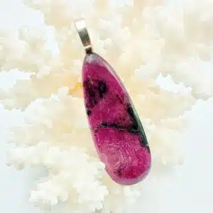 Rubis sur Zoisite (Anyolite) - Cabochon de forme poire monté en pendentif