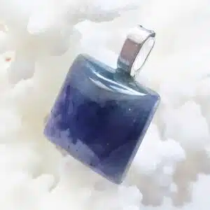 TANZANITE - Cabochon forme carrée monté en pendentif