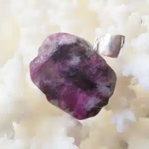 TOURMALINE RUBELLITE - Pierre polie montée en pendentif - 7 grs