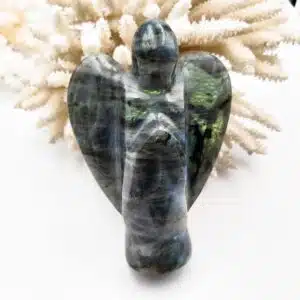 Très belle LABRADORITE taillée en forme d'Ange de 9,5 cm