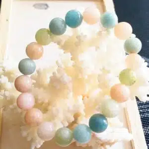 TROIS BERYLs (Morganite, Aigue Marine et Béryl Vert) - Bracelet perles de diamètre 10 mm environ