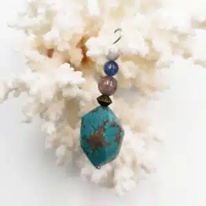 EXPRESSION et LACHER PRISE - Pendentif Création avec mix perles Turquoise Tibet, Tourmaline couleur, Cyanite, Howlite