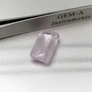 KUNZITE - Pierre Cabochon, Taille ovale - 8,5 cts - 17 x 9.4 x 4.9 mm - Montage bijoux