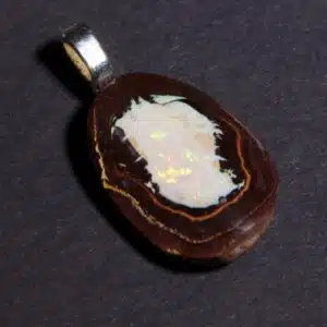 OPALE BOULDER ARC EN CIEL dans sa matrice (Australie) - Pendentif forme ovale - 22.5 carats