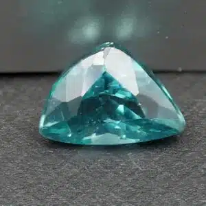 APATITE BLEUE - 1.4 CTS - Pierre facettée - Forme Trigonale - 8×6×4mm - Montage bijoux - Collection