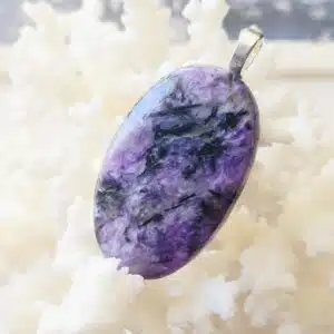 CHAROÏTE - Cabochon ovale monté en pendentif de 8,5 grs