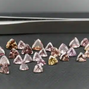 GRENAT change couleur - Pierre facettée - Taille triangle - 0,3 cts en moyenne - 4X4X2mm - Montage bijoux