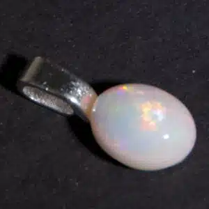 OPALE PRECIEUSE ARC EN CIEL (Welo - Ethiopie) - Pendentif forme ovale - 1,65 carats