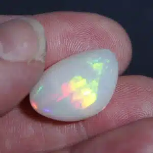 OPALE PRECIEUSE ARC EN CIEL (Welo - Ethiopie) - Très beau cabochon bombé sur les deux faces - 12.1 cts - Montage Bijou
