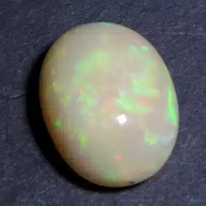 OPALE PRECIEUSE ARC EN CIEL (Welo - Ethiopie) - Très beau cabochon semi bombé - 10 cts - Montage Bijou