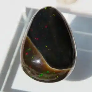 OPALE PRECIEUSE NOIRE (Welo - Ethiopie) - Très beau cabochon bombé sur les deux faces - trigonal - 18.4 cts - Montage Bijou