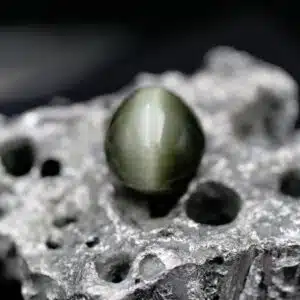 QUARTZ VERT OEIL DE CHAT - Joli cabochon rond de 8,8 carats