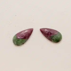 RUBIS SUR ZOISITE (Anyolite) - Paire de Cabochons de taille poire facettés - 15,8 cts et 15,7 Carats- Montage Bijoux