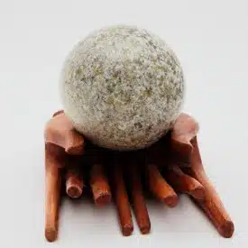 SPINELLE Vert - Sphère de marbre blanc polie avec inclusions de Spinelle vert - 7,3 cm